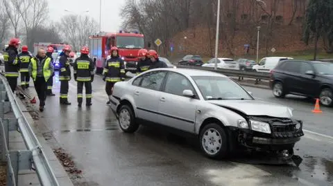 Na Wisłostradzie wjechała w bariery. Utrudnienia w stronę Łomianek