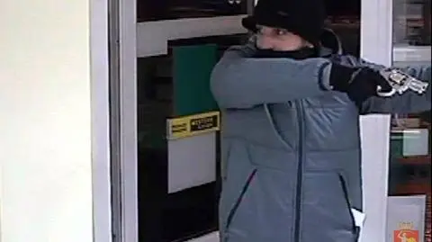 Z bronią napadł na bank. Policja pokazuje film