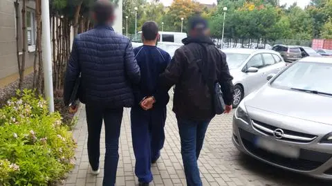 "Powalił go na ziemię i zadał kilka ciosów nożem". 25-latek podejrzany o zabójstwo ojczyma