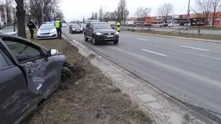 Kierowca uderzył w barierki