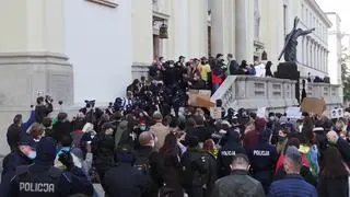 Protest przed kościołem Świętego Krzyża