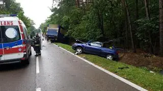 Auto osobowe zderzyło się czołowo z ciężarówką