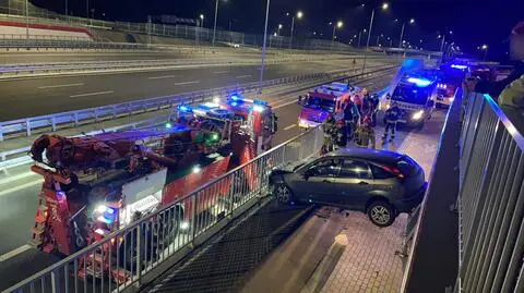 Auto wypadło z jezdni POW. Policja: badanie alkomatem wykazało trzy promile u kierującej