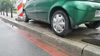 Auto pośród słupków na Andersa