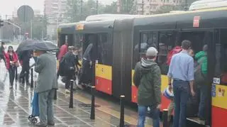 Tłumy wsiadają do autobus