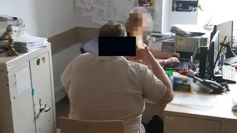 Nie mógł odebrać przesyłek, bo od ekranu odbijało się światło. Zdemolował paczkomat