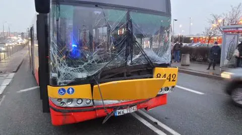 Zderzenie autobusu z osobówką na Górczewskiej. Dwie osoby ranne