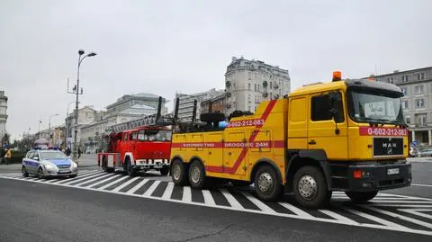 Drogowcy odholowali drabinowóz Greenpeace&#039;u