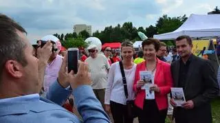 Hanna Gronkiewicz-Waltz z Piotrem Guziałem na dniach Ursynowa. Fotografuje Jarosław Dąbrowski