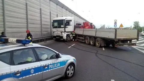 Przez zepsute hamulce ciężarówka zablokowała most