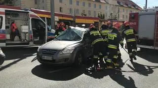 Zderzenie samochodu i tramwajów