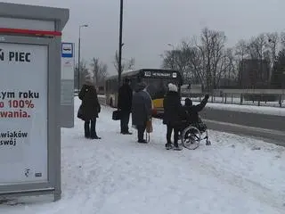 Zaśnieżone chodniki uniemożliwiają przejazd wózkom