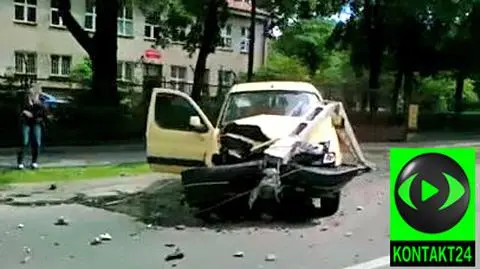 Samochód uderzył w latarnię na Marsa
