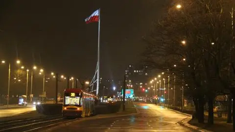 Biało-czerwona flaga znów powiewa na Maszcie Wolności