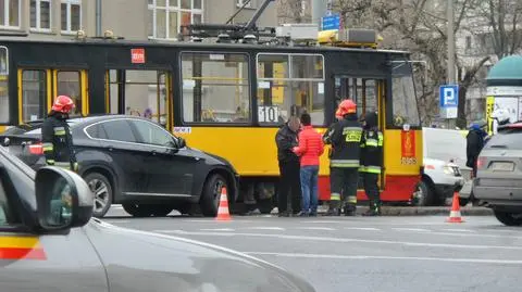 Tramwaj uderzył w BMW i urwał mu koło