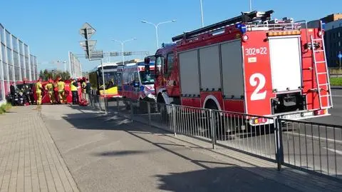 Przejechał przez ścieżkę i chodnik, uderzył w ekran. Prawdopodobnie zasłabł