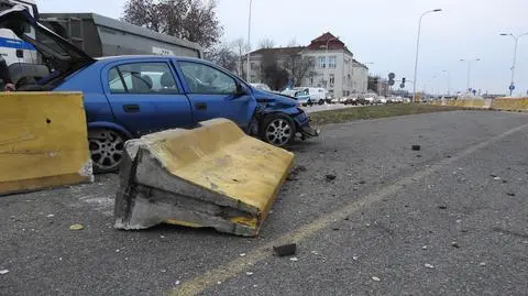 Jedno z aut uderzyło w betonowe bariery 