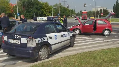Ursynów: zderzenie radiowozu z oplem. Policjant w szpitalu