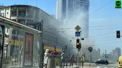 Zadymione Aleje Jerozolimskie. Zapalił się samochód