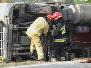 Po kolizji z samochodem osobowym szambiarka zjechała do rowu