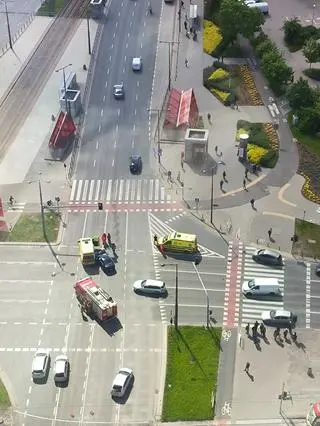 Zderzenie z udziałem karetki na rondzie Daszyńskiego 