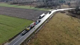 Autobus zsunął się do rowu