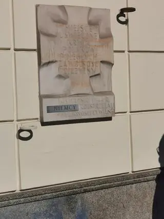 Napis "Niemcy" zamiast "hitlerowcy" na tablicy w Alejach Jerozolimskich