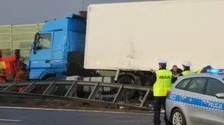 Zderzenie ciężarówek na krajowej "siódemce"