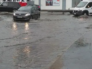 Podmyta jezdnia w okolicy mostu Poniatowskiego