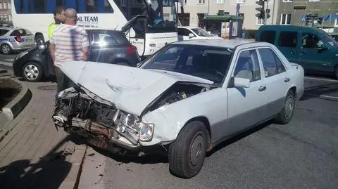 Mercedes zderzył się z toyotą. "Ranna pasażerka"