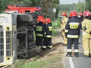 Po kolizji z samochodem osobowym szambiarka zjechała do rowu