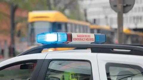 "Kilka osób na hulajnogach przejeżdżało przez przejście na czerwonym świetle". Wstrzymano ruch tramwajowy