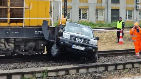 Lokomotywa zmiażdżyła auto. A jechała dość powoli