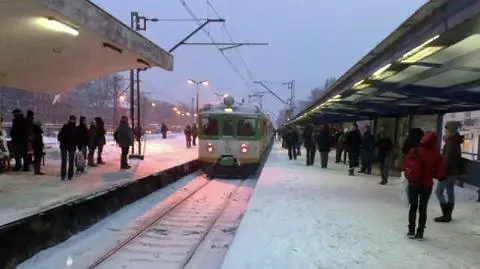 Mężczyzna się poślizgnął i zatrzymał pociągi