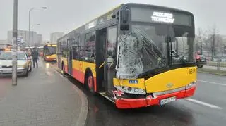 Kolizja autobusu miejskiego z osobówką