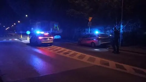Nocny pościg na Targówku: uderzył w ogrodzenie, potem uciekł. W pobliżu auta policja znalazła narkotyki
