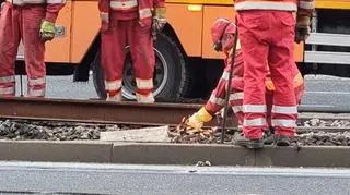 Naprawa pękniętej szyny w alei "Solidarności"