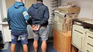 Policjant z zatrzymanym mężczyzną