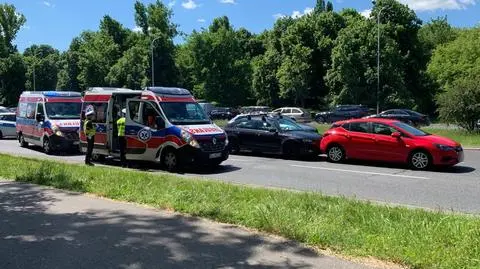 Wypadek na Wisłostradzie. Rozbite auta zablokowały środkowy pas w kierunku Żoliborza