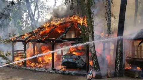 Pożar w Wesołej. Samochód, wiata i altana w ogniu