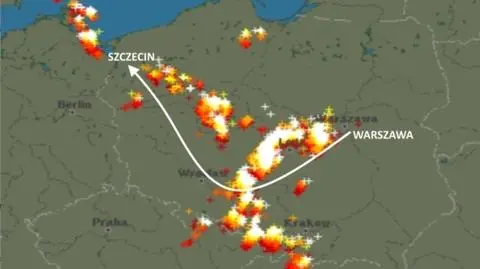 Wieczorny rejs Warszawa - Szczecin. Burza zmieniła trasę samolotu