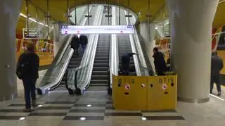 Naprawa schodów w metrze