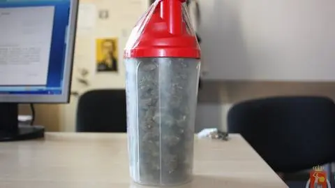 Marihuana w bidonie, skręt w kieszeni. 21-latek zatrzymany