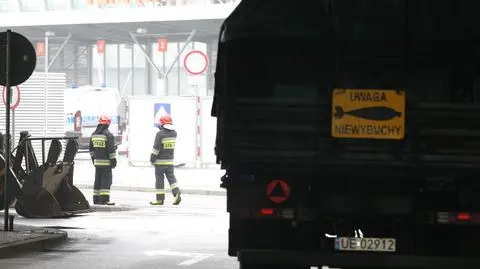 Akcja saperów koło lotniska. Szukali bomby, znaleźli kamień