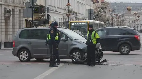 Kolizja na Świętokrzyskiej. Auto na ścieżce rowerowej