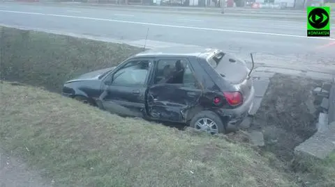 Modlińska: samochód w rowie