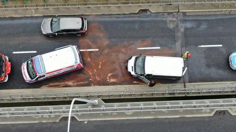 Auto dostawcze wpadło na bariery na Trasie Siekierkowskiej 