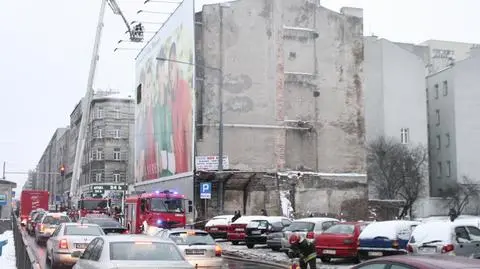 Poranny pożar w pustostanie. Al. Solidarności stanęła