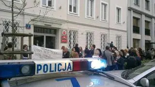 Protest przed biurem edukacji