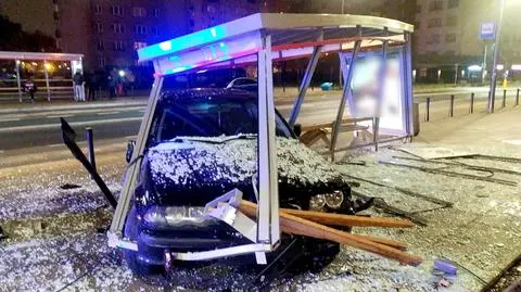 Roztrzaskał przystanek autobusowy. Policji tłumaczył, że "jezdnia była śliska"